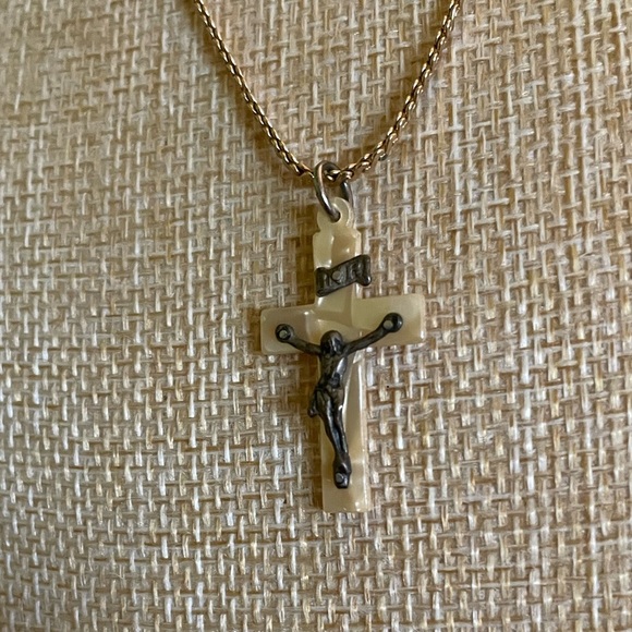 Elegant Gold Cross Pendant Necklace - Picture 5 of 8